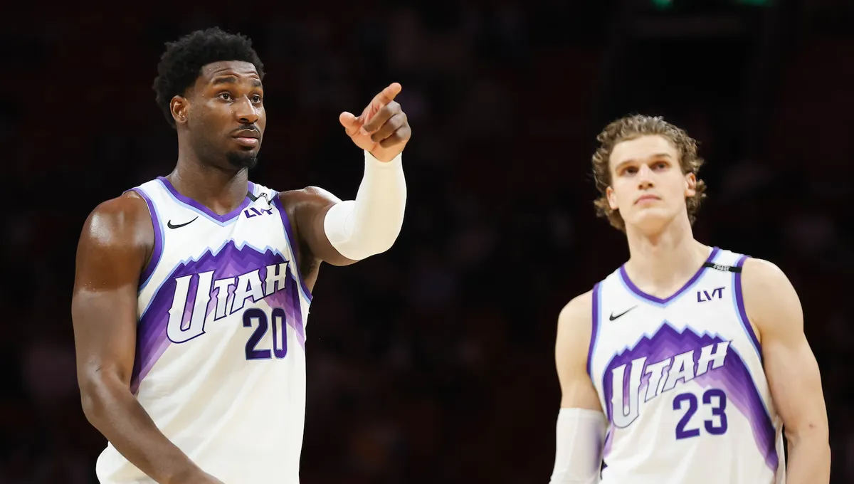 Jaren Jackson Jr. directing teammates next to Lauri Markkanen