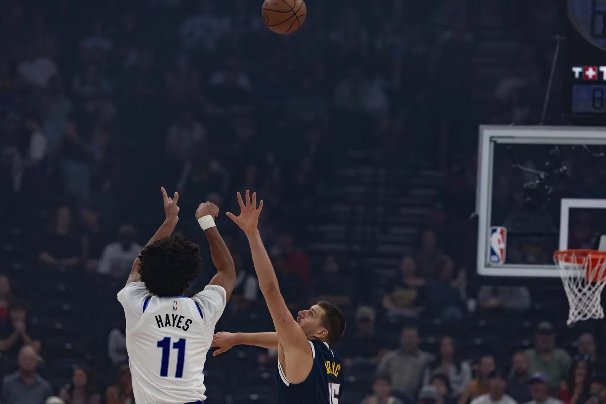 Jaxson Hayes shooting over Nikola Jokić