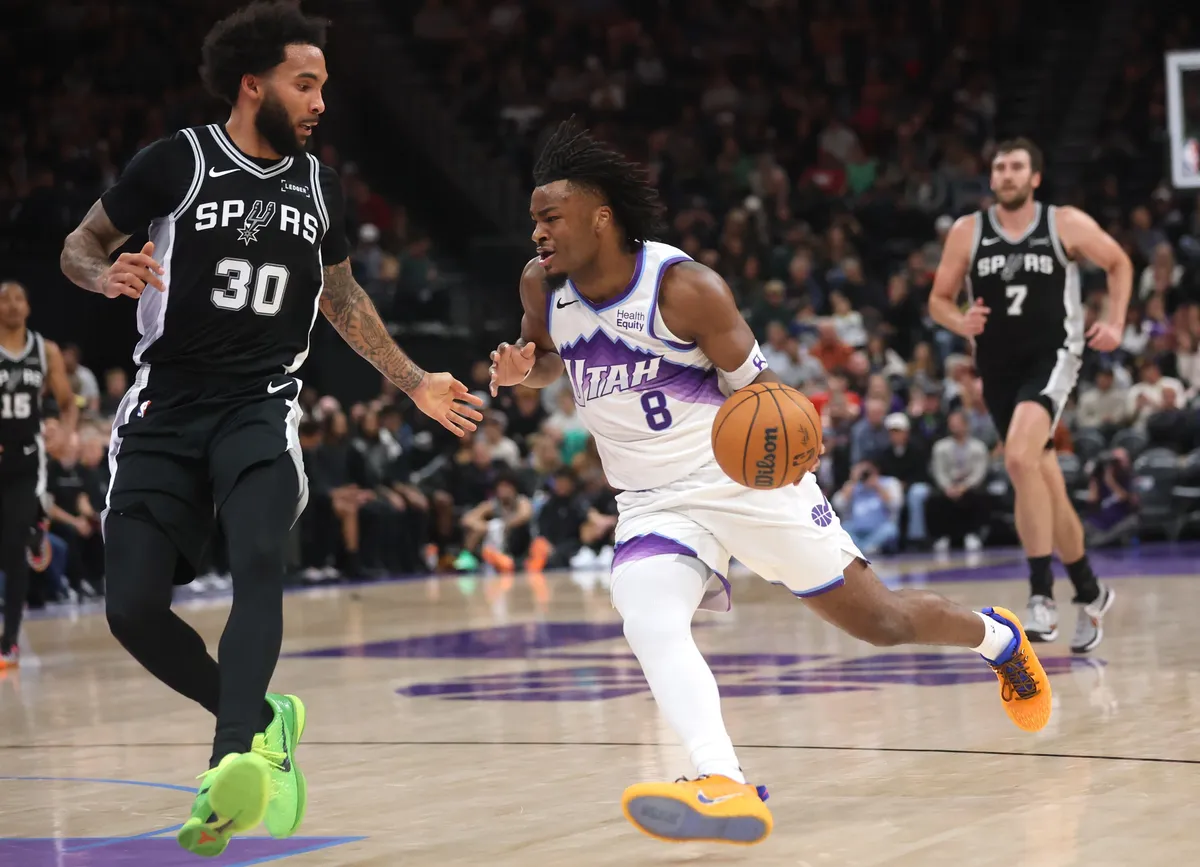 Isaiah Collier driving past Spurs forward Julian Champagnie